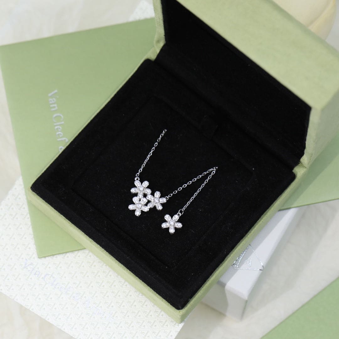 Three Flowers Socrate 18K Gold Necklace