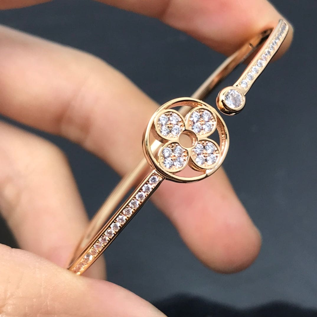 Louis Vuitton Idylle Blossom Twist 18K Gold Bracelet