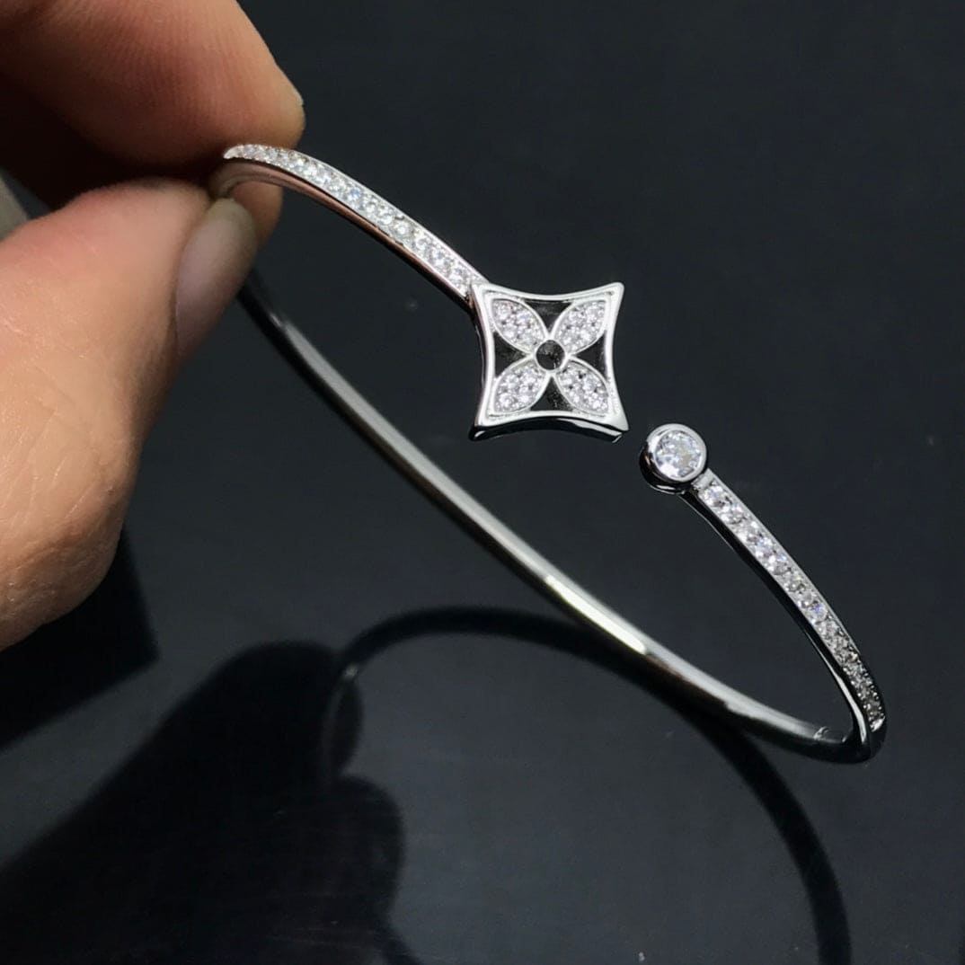 Louis Vuitton Idylle Blossom Twist 18K Gold Bracelet