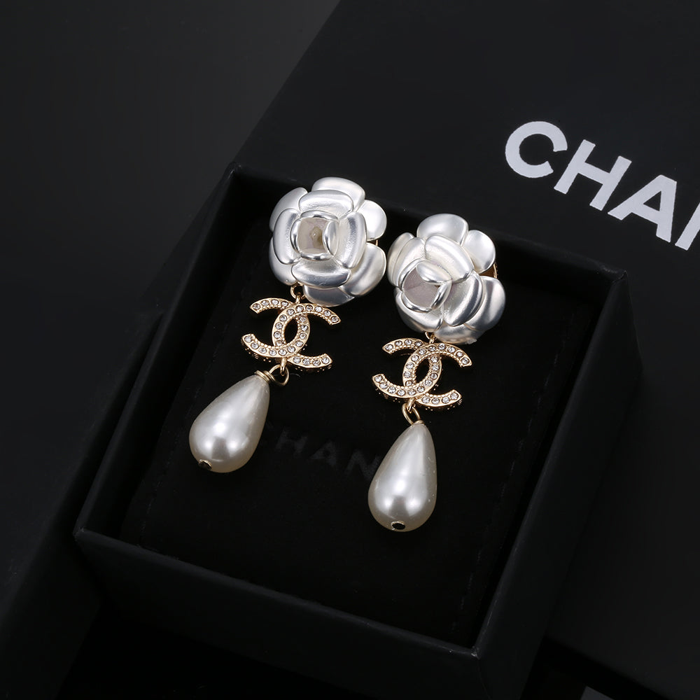 Chanel Flower Pearl 18K Gold Earrings