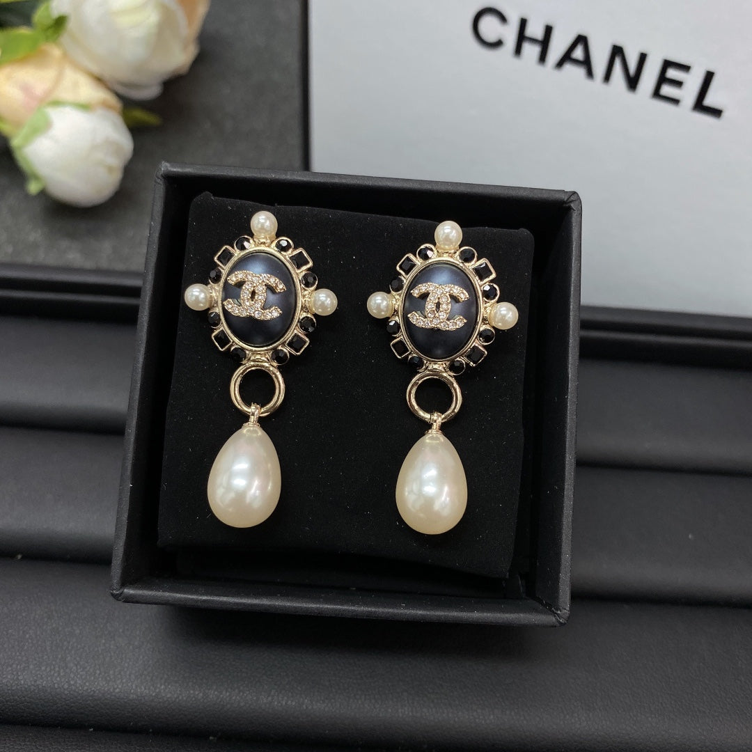 Chanel Pearl Pendant 18K Gold Earrings