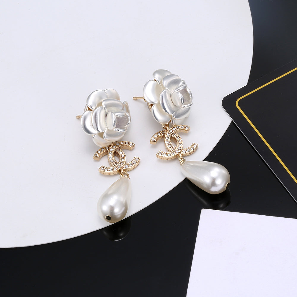 Chanel Flower Pearl 18K Gold Earrings