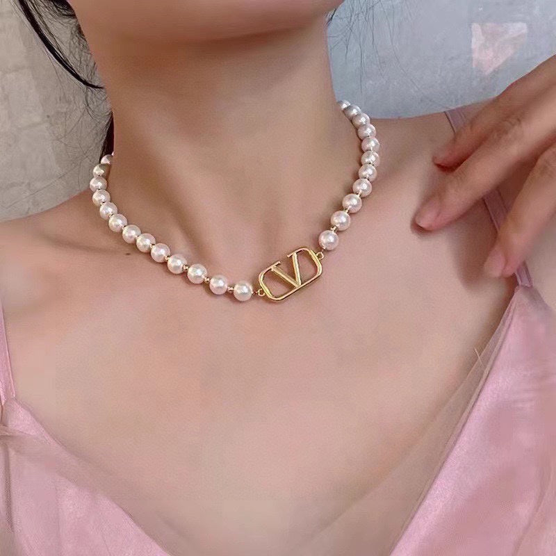 VLogo Pearls Choker 18K Gold Necklace