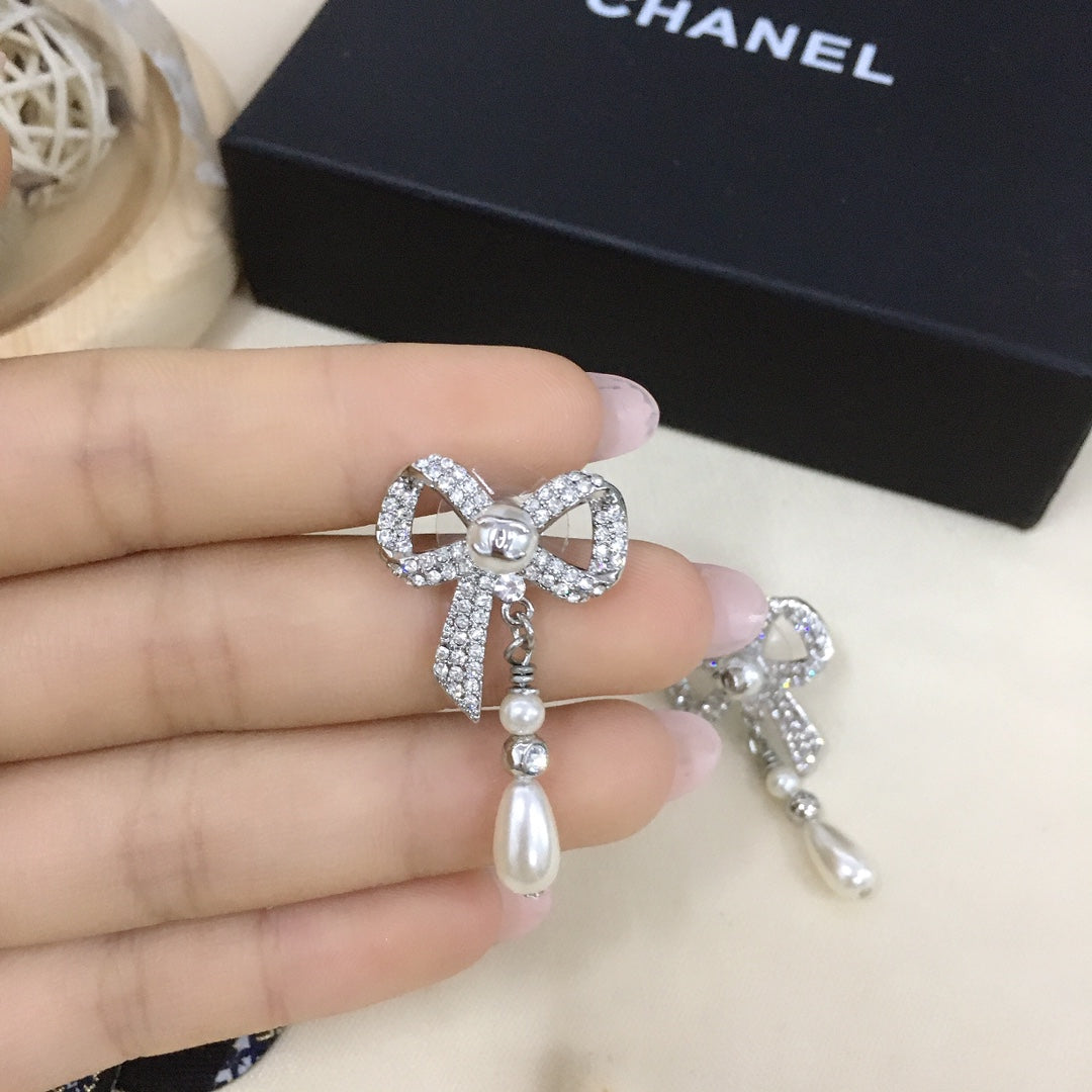 Chanel Bow Tie Diamonds 18K Gold Earrings