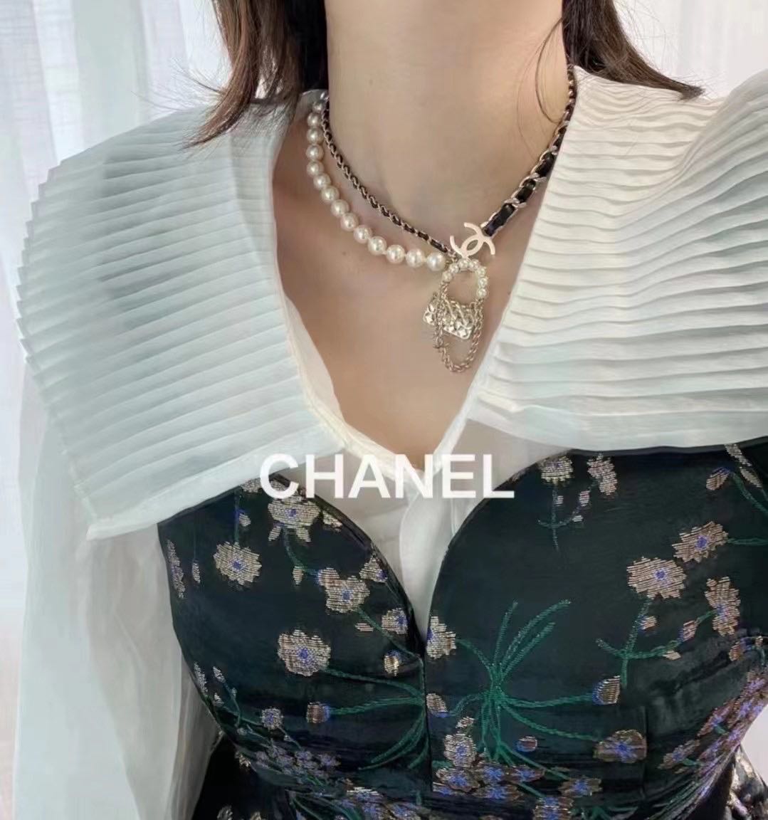 Chanel Pearl Leather Bag Pendant 18K Gold Necklace