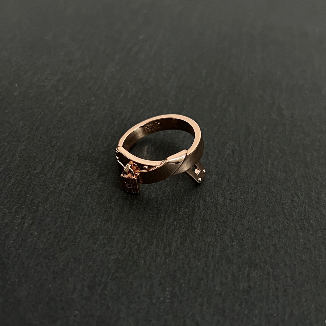 Hermes Kelly Gavroche 18K Gold Ring