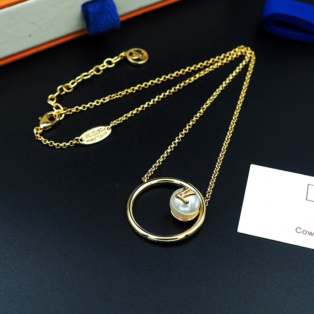 Louis Vuitton Eclipse Pearls 18K Gold Necklace