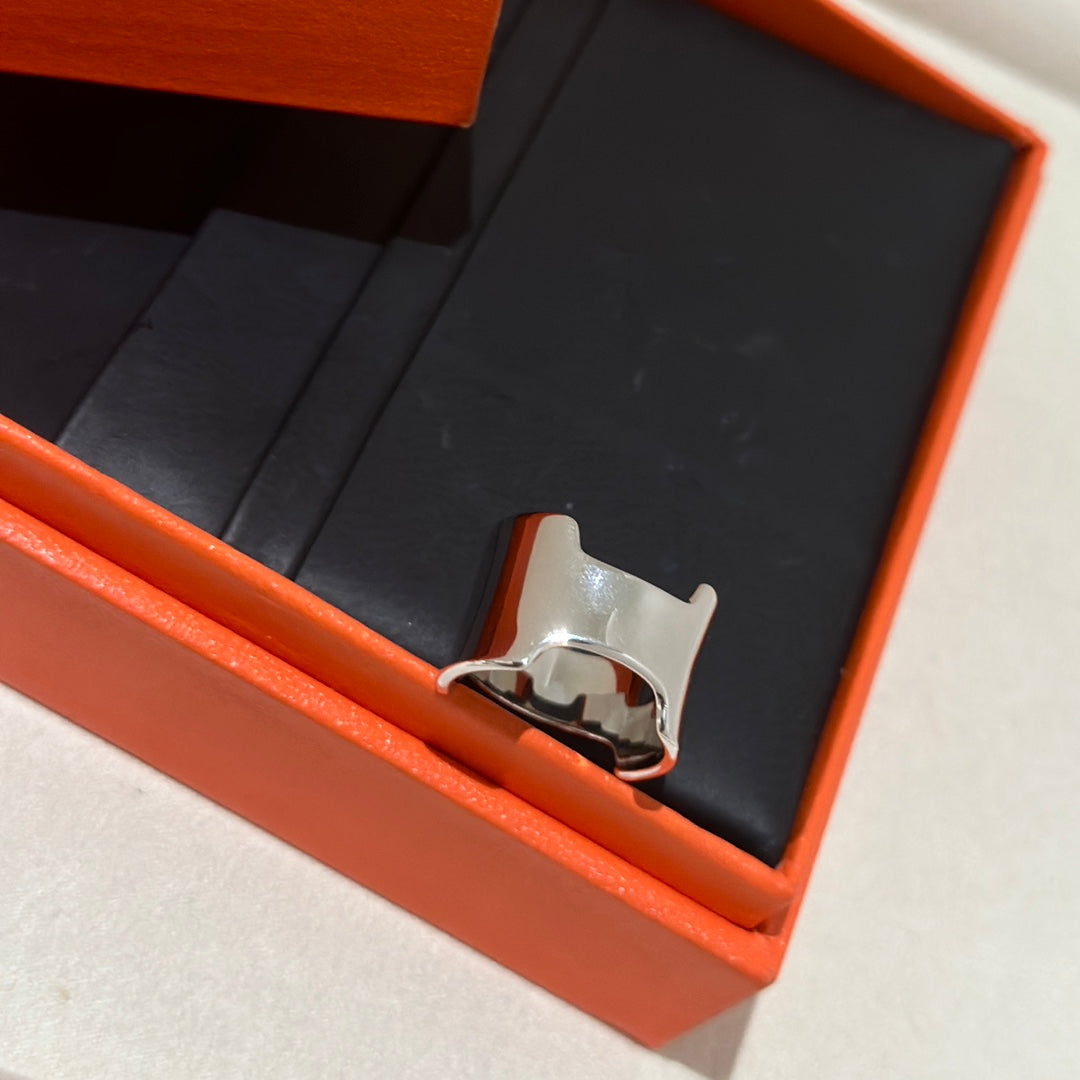 Hermes Amazone Large 18K Gold Ring